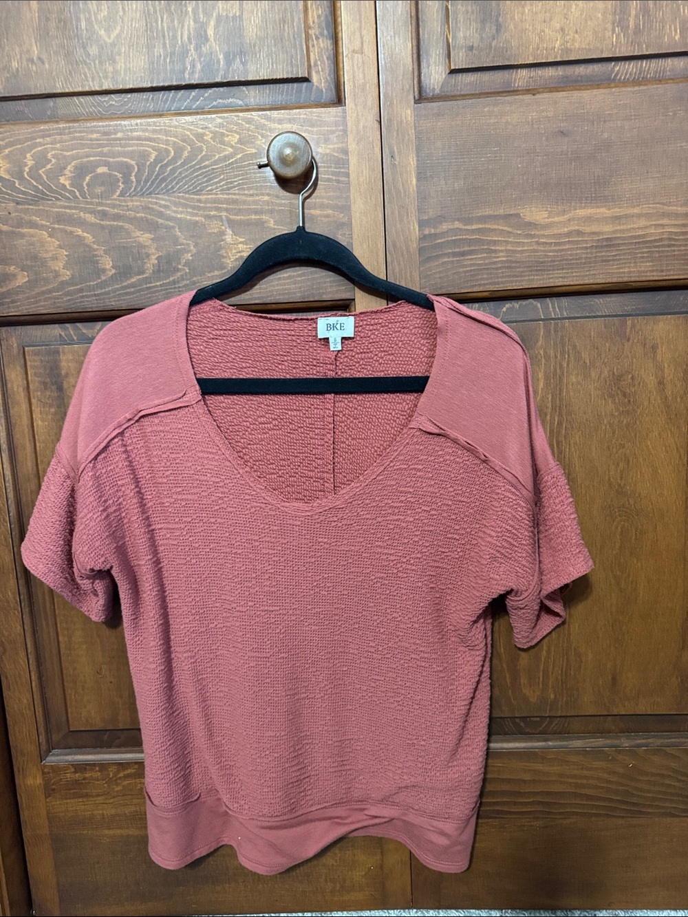 BKE Women's Dusty Rose Textured Short-Sleeve V-Neck Top
